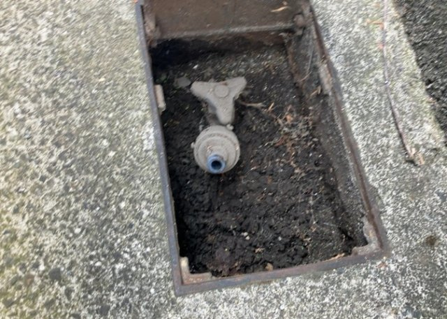 敷地内に散水栓や立水栓があると便利です。水道水を直接利用できるため、水を運ぶ手間を省くことが出来ます。大量の水を必要とする洗車作業や清掃などに役立ちます。その他設備とあわせて、現地でご確認ください。