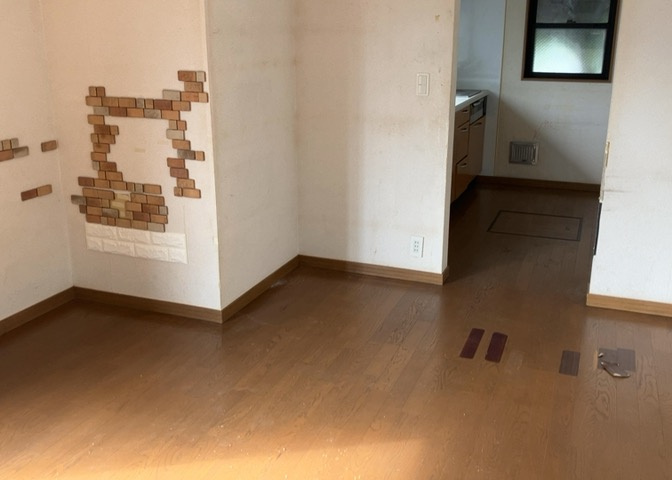 ダイニングは、食事や家族の団らんスペースとしてだけではなく、ほかの用途としても使用することができます。ダイニングテーブルを置き、食事のためのスペースを作ることでリビングとの差別化を図ることができます。