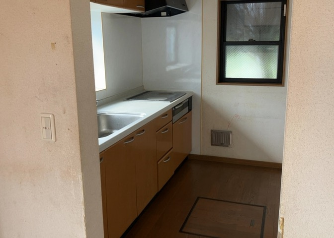 DKの物件でも広く見せたい方は、ダイニングスペースを広く使えるように工夫しましょう。低めのダイニングソファを置くと、家具の圧迫感が減り、広く見せることができ、ダイニングをリビングのように使用できます！