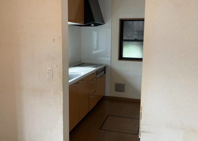 ダイニングとキッチンの間を扉や壁などで仕切らず、一体化させた間取りです。キッチンカウンターがついている物件ならば、食事をキッチンカウンターで取ることで、ダイニングスペースをリビングとして使用できます。