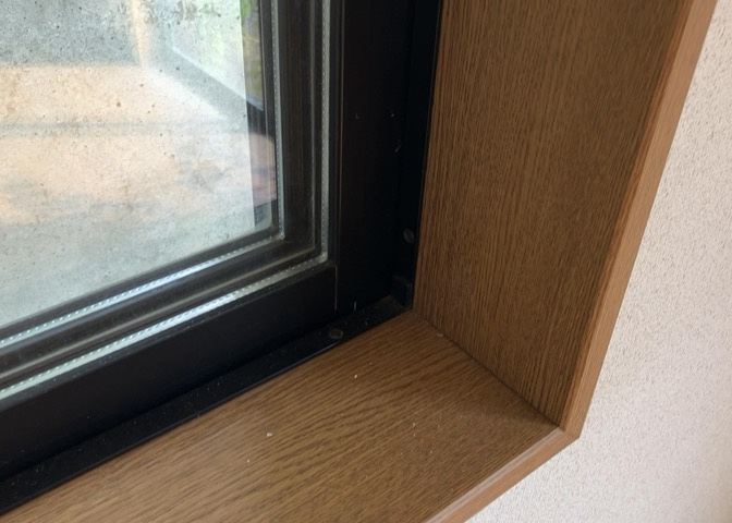 サッシは、ガラス窓に使用される金属製の窓枠です。一般的に住宅建築では、金属製建具工事の段階でガラス類・玄関などと同時に設置されます。種類や構造により断熱性能や遮音性能が異なるので現地でご確認ください。