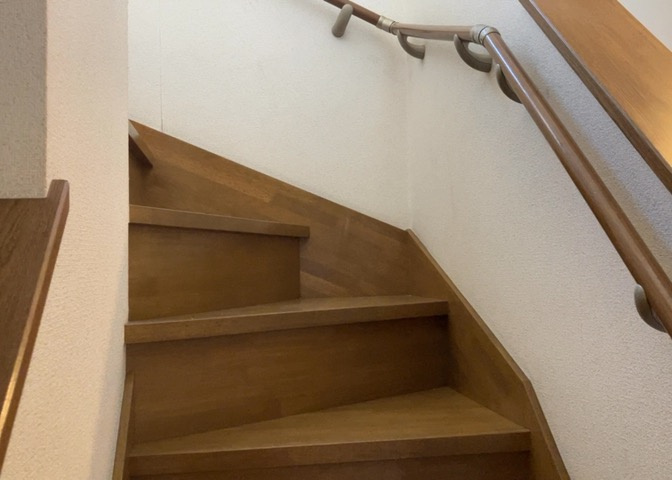 限られた敷地面積の場合、収納スペースを狭くして居室スペースを広く取ろうとすると、収納スペースがなくて困ることがあります。見学の際に各部屋に収納スペースがあるか、収納を置く場所はあるのか確認しましょう。