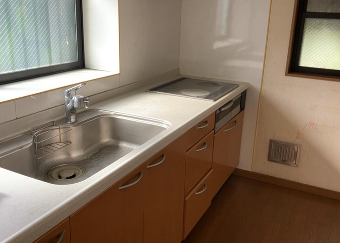 標準的なシステムキッチンの横幅は、165cm～300cm程度です。2100・2400・2550・2700などミリ単位で表記されます。普段どのように料理をするのかを想定しながら合ったサイズを選びましょう