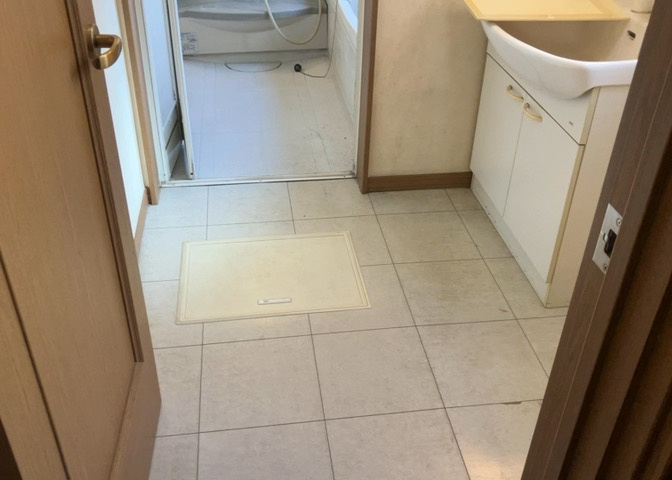 多くの戸建て住宅で見かける洗面脱衣所は、洗面台と洗濯機が2畳ほどのスペースに並べられていて、洗面所が脱衣所を兼ね備えている間取りが一般的です。お客様が利用することもある、パブリックな空間でもあります。