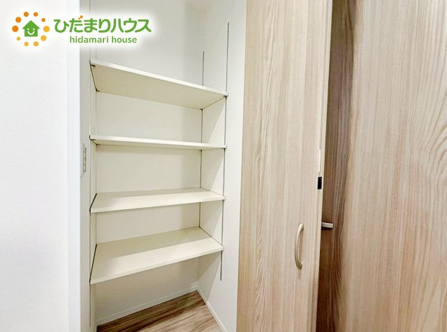 ちょこっとした収納があることで、消耗品のストックをするのにも便利です☆