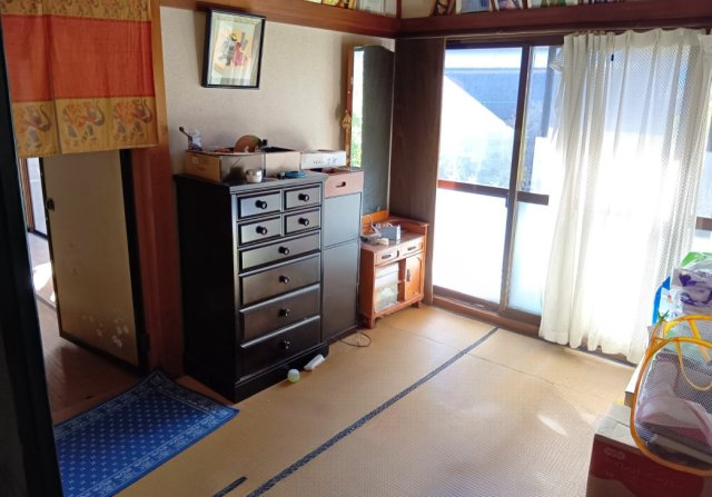 大きな窓があるので部屋にやわらかな陽光が注ぎます。畳は柔らかいので子供を遊ばせても安全ですね。