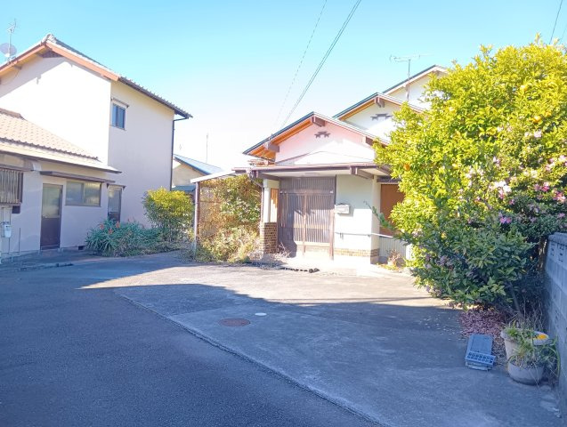 角地なので風通し良好で解放感があります。南側が道路に接しているので陽当たり良好です。