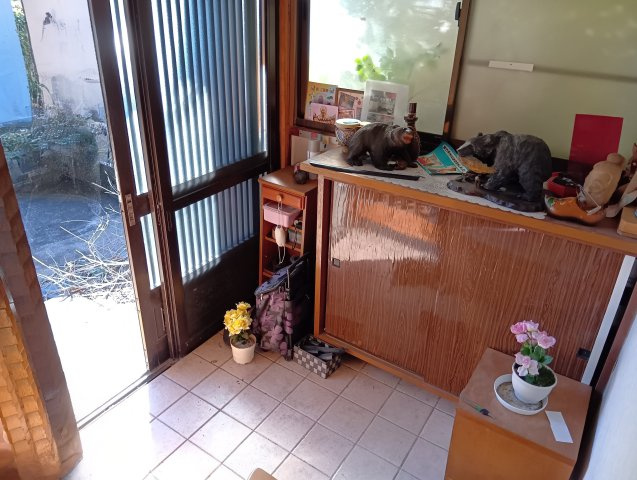 玄関は引き戸なので荷物の出し入れが楽です。風の入れ替えも出来て便利です。