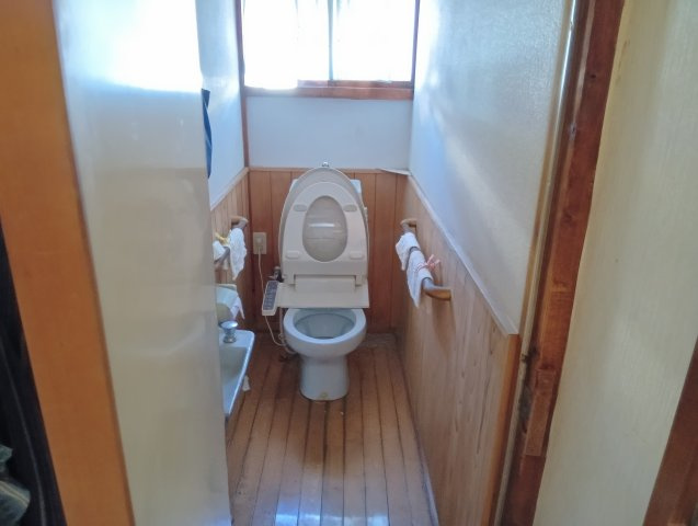 トイレには窓があり明るい室内です。手洗い場も併設しているので衛生的です。