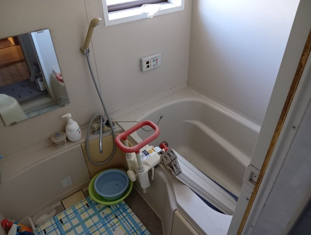 窓があるので明るい室内です。備え付けの台があるのでシャンプーを置いたり出来て便利です。