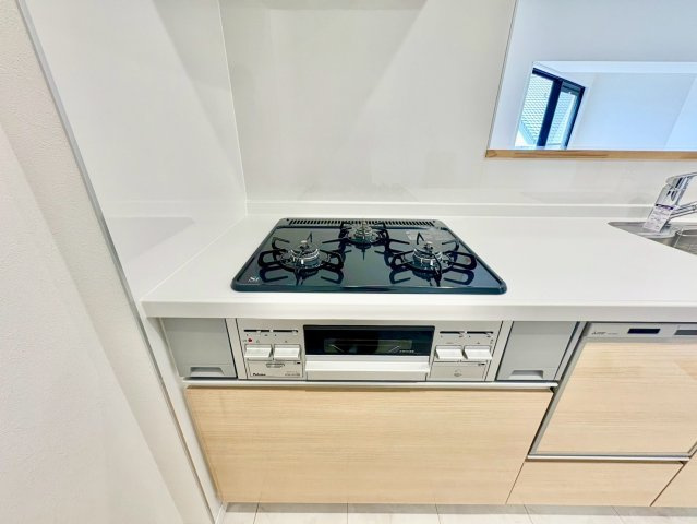3口コンロで複数の料理を同時に進行可能。時短にも役立ちます。