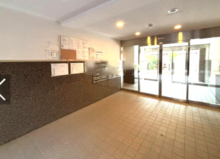 ロビーからエントランス口を見た写真です。管理人さんも日勤対応なので安心感がありますね。