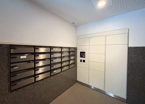 ポスト横に宅配ボックスが設置されています。お留守の時も安心ですね。