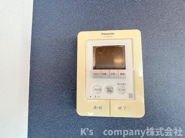 訪問者の顔が確認できるモニター付きインターフォン☆