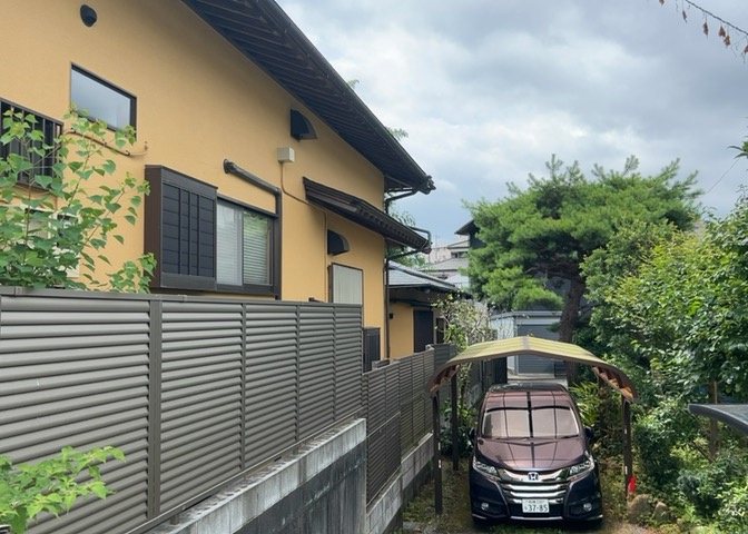 バルコニーは、建物内から室外へ楽に出入りできる便利なスペースです。また、バルコニーには手すりを付けることが義務付けられており、手すりの高さは110cm以上で施工することが建築基準法で定められています。