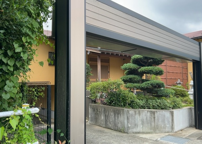玄関は家の顔と言っても過言ではありません。現地を見学する際は玄関の広さや全体のバランスなどを見てみるといいでしょう。一般的なアプローチのしやすさだけではなく、お年寄りにも優しい設計のものだと安心です。