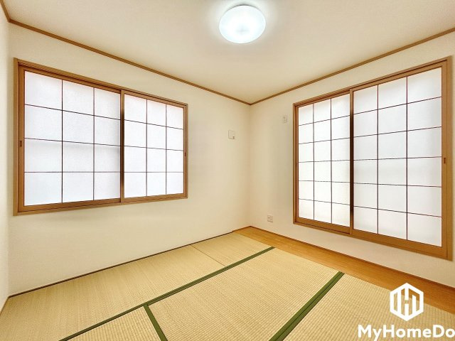 畳の香りに包まれ、心落ち着くひとときを。和室ならではの静かな空間が、忙しい日常に癒しをもたらします。くつろぎの時間を大切にしたい方にぴったりの住まいです。