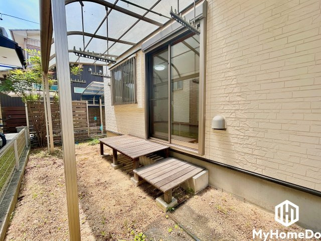 雨よけが付いているので、急な雨でもゆっくりと洗濯物取り込んで頂けます。