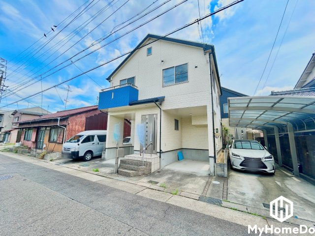 ゆったりとした広さがあるのでファミリーカー等の車の出入れも楽にできます