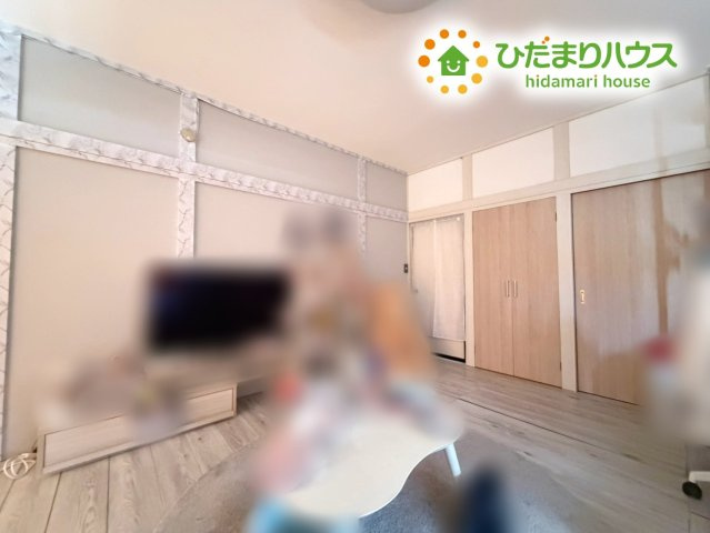 バルコニーに面していて、たっぷり光りの入る明るい寝室です！