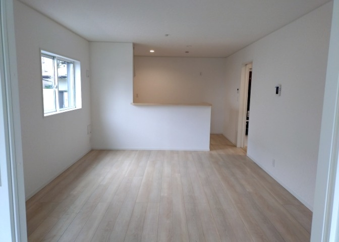 直線タイプはLとDKを一直線に並べた形で対面キッチンのタイプです。一般的なのでよく見かけるかもしれません。直線タイプに似た直接アイランドタイプは、キッチンとダイニングの間に壁がない分広く感じられます。