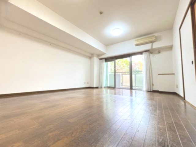 11畳のリビングダイニングです。1階住戸ですが高台になっている為、通行人の目線が気になりません。