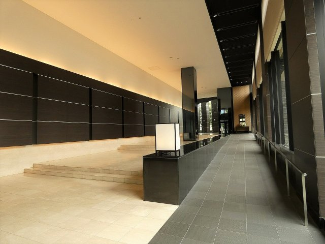 スロープがありベビーカーなどでもスムーズに移動できます