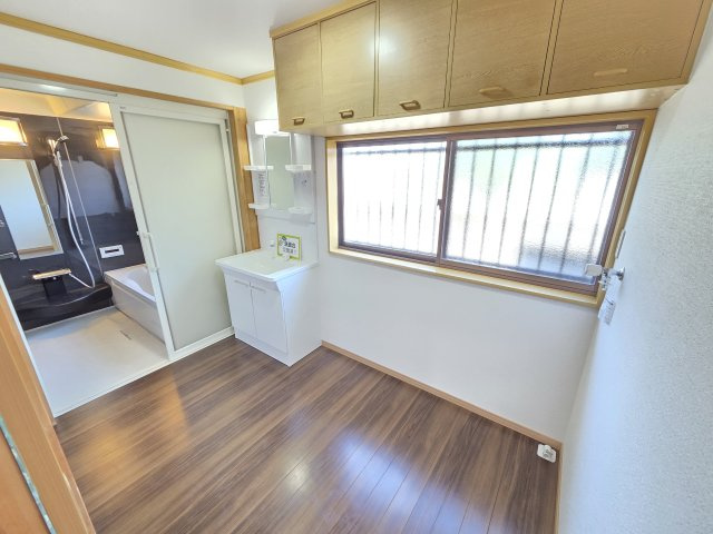 洗面脱衣所は3帖と広々！収納棚もついており便利です！