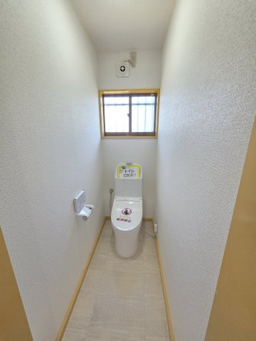 現地写真　トイレは温水洗浄機能付きです！節水タイプなので家計に優しいトイレです！
