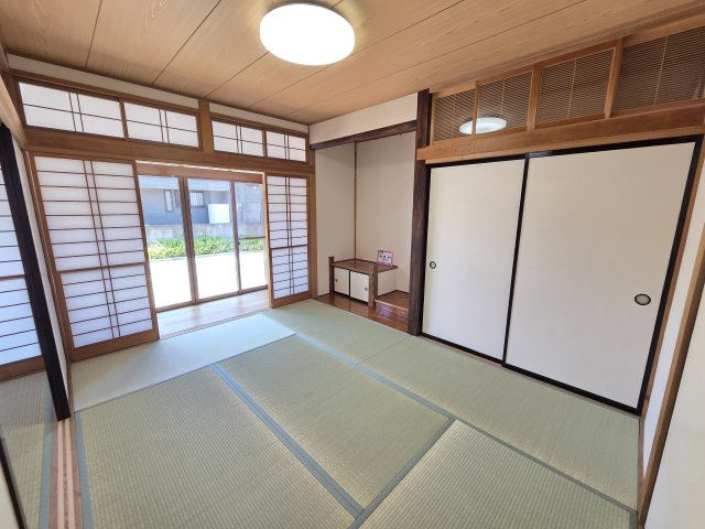 西側6帖和室です