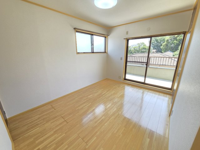 2階東側洋室です
