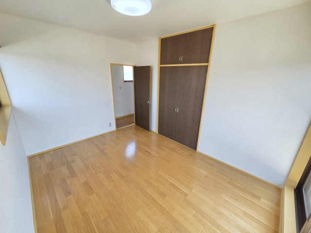 2階西側洋室です