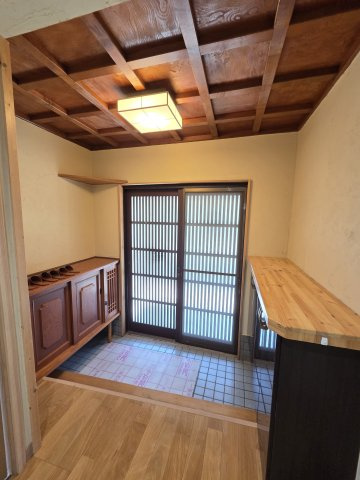 広々玄関の天井は趣ある造り♪