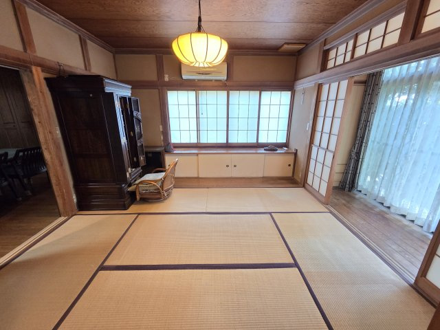 リビング横の6帖の和室です。