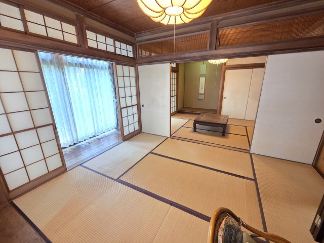 リビング横の6帖の和室です。