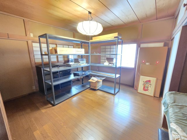 2階8帖の洋室です。