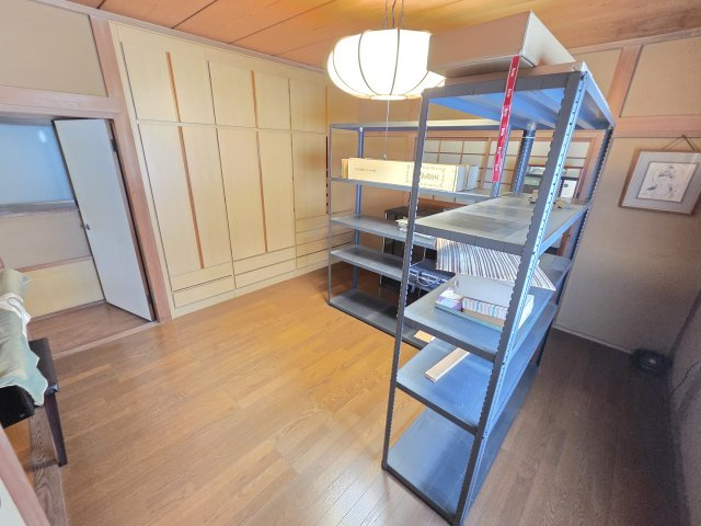 2階8帖の洋室です。