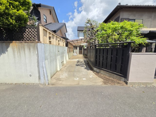 物件西側の駐車場。軽自動車でしたら縦列駐車可能です！
