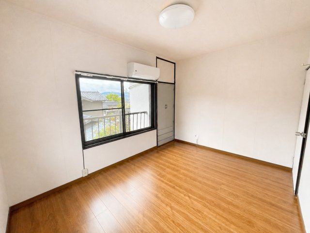 落ち着いた色調の洋室です
