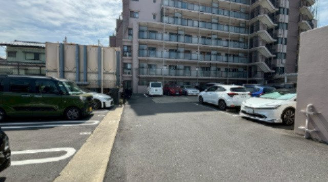 駐車場は平置きで1台8000円から9000円です