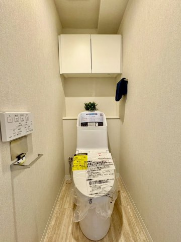 収納スペース付きでトイレが綺麗に片付きます