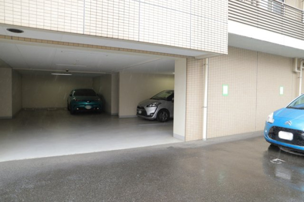ダイアパレス八王子大和田の駐車場