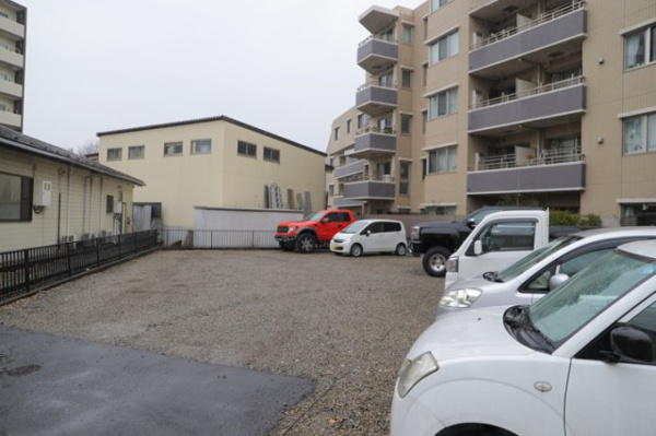 ダイアパレス八王子大和田の敷地内駐車場