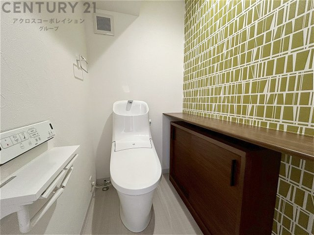 温水洗浄便座付トイレは温水洗浄機能により、暖かい水でおしりを洗浄することができ、冷たい水を使う従来の便座に比べ、温水洗浄機能で暖かいトイレを提供し、快適な使用を可能にします。　