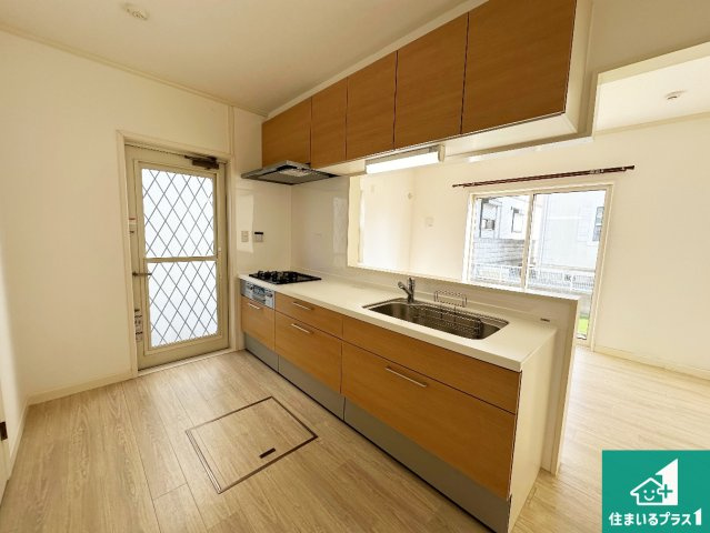 リビングと統一感があり、使い勝手のいいキッチン。広々としているので、二人並んで作業が出来ちゃいます。お子様と一緒に色々なお料理に挑戦できるスペースがあります。