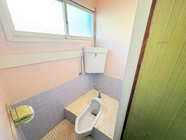 窓付きで自然換気ができる明るいトイレ空間です。換気がしやすく湿気やにおいがこもりにくい設計。シンプルなレイアウトで掃除もしやすく毎日気持ちよく使用できます。戸建ならではのゆとりを感じられる水回りのです