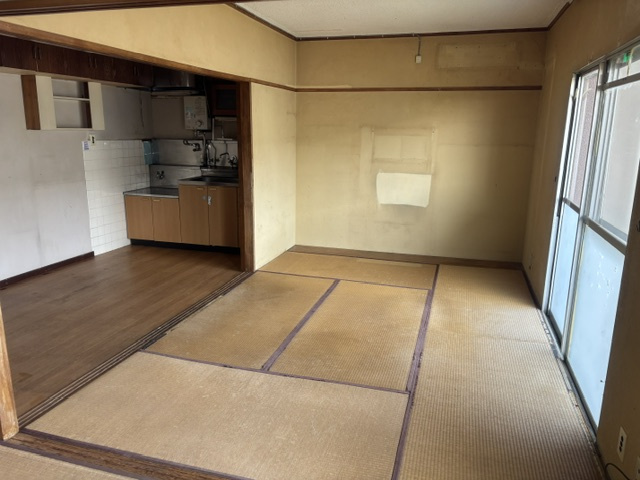 ダイニングキッチンと6帖和室