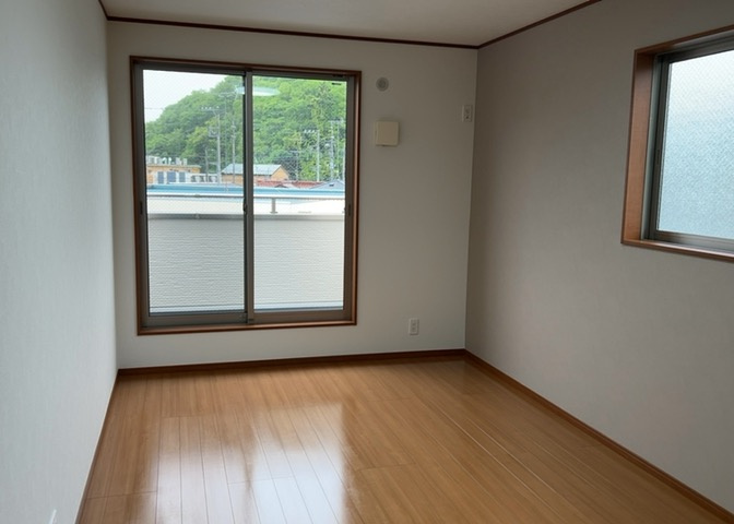 寝室でゆっくりと過ごすためにはベッド周りの適度な空間を担保することや窓の位置、照明の明るさ、寝室の広さなどを考える必要があります。自身や家族の構成とライフスタイルに併せて寝室にする部屋を選びましょう！