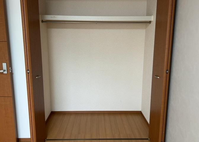 デザイン性を重視しすぎて収納が少なかった！なんてことにならないため、事前に現地で収納の数を確認しておくことをお勧めします。クローゼット以外にも床下収納や屋根裏収納、パントリーなどもチェックしましょう。