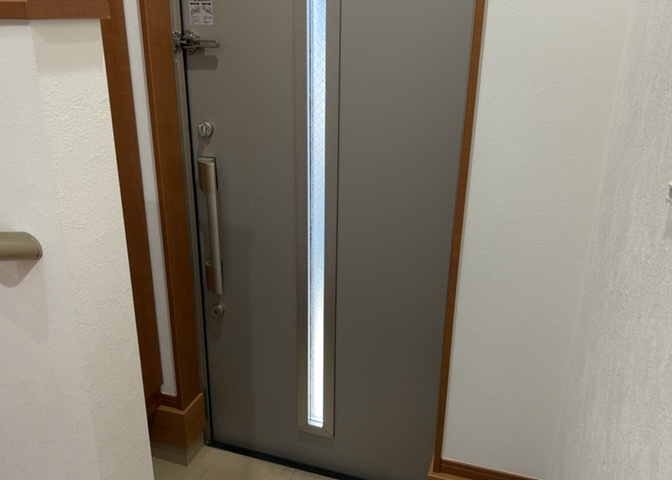 玄関は家の顔でもあり、家族以外の目にも止まる場所です。玄関は外との間を仕切る扉、靴などをしまっておく収納スペース、靴脱ぎのたたきスペース、来客とのやり取りをするドアホンなど複数のアイテムからなります。